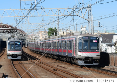 東急5050系列東橫線與5080系列目黑線分開 120816575