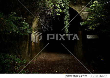 通往黑暗的廢棄隧道 120816686