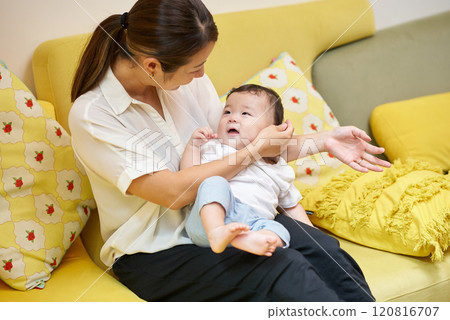 抱著嬰兒的女人 抱著嬰兒的女人 120816707