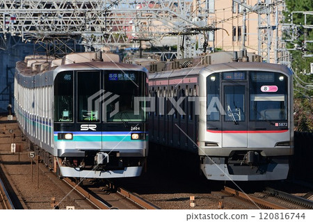 Saitama Rapid Railway 2000 series and Tokyu 5050 series running side by side 120816744