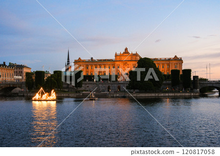 Parliament building at dusk, Stockholm, Sweden 120817058