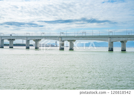 新特麗亞海上大橋、名鐵機場線以及從臨空展望廣場停車場看到的多雲海景（愛知縣） 120818542