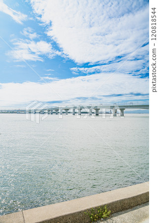 A view of the Centrair Bridge, Meitetsu Airport Line, blue sky and blue sea from the Rinku Observatory Parking Lot (Aichi Prefecture) A view of the Centrair Bridge, Meitetsu Airport Line, blue sky and blue sea from the Rinku Observatory Parking Lot (Aichi Prefecture) 120818544