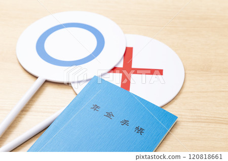 桌上放著退休金筆記本和 Marubatsu 帳單 桌上放著退休金筆記本和 Marubatsu 帳單 120818661