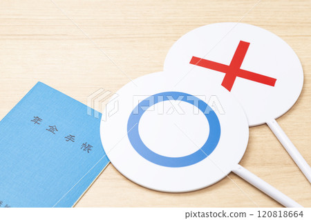 桌上放著退休金筆記本和 Marubatsu 帳單 桌上放著退休金筆記本和 Marubatsu 帳單 120818664