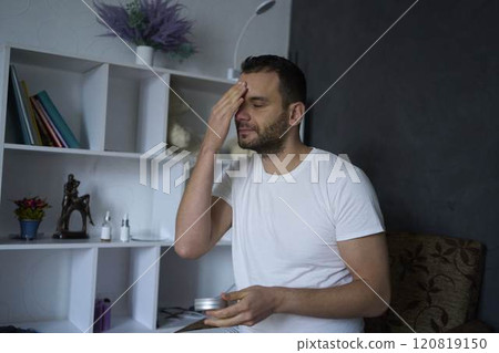 A 30-year-old man applies moisturizing cream to his face 120819150