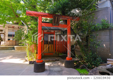 Konoha Inari Shrine, a shrine within the grounds of Ginkgo Oka Hachiman Shrine in Taito Ward, Tokyo 120819430