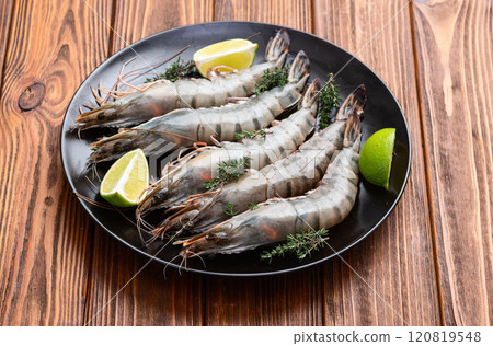 Raw big tiger ( king ) shrimps photography . Top view 120819548