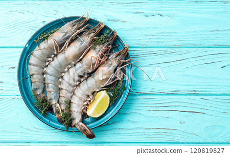 Raw big tiger ( king ) shrimps photography . Top view 120819827