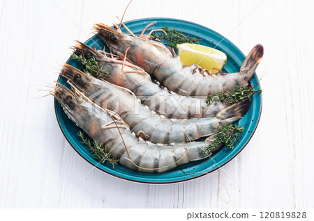 Raw big tiger ( king ) shrimps photography . Top view Raw big tiger ( king ) shrimps photography . Top view 120819828