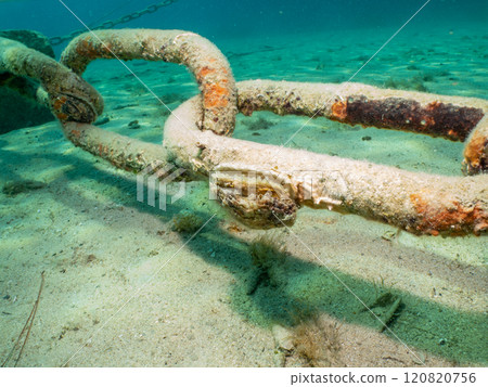Anchor chain on the bottom of the Adriatic Sea near Losinj, Croatia 120820756