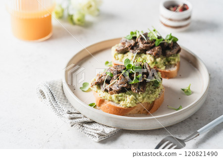 Toast avocado and mushrooms 120821490