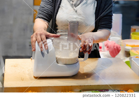 Chef preparing raw sauce in saloon kitchen. 120822331