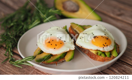 Breakfast sandwich with avocado and fried eggs 120824211