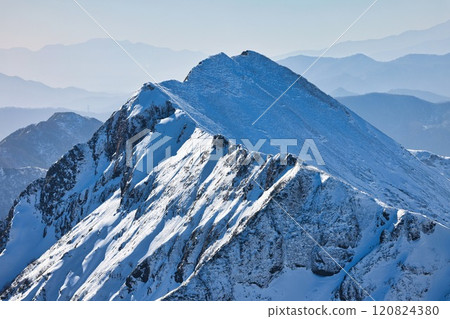 白雪皚皚的谷川山脈的谷川岳 白雪皚皚的谷川山脈的谷川岳 120824380