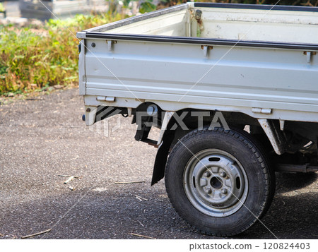 The bed, rear wheels and fuel tank of a white light truck 120824403
