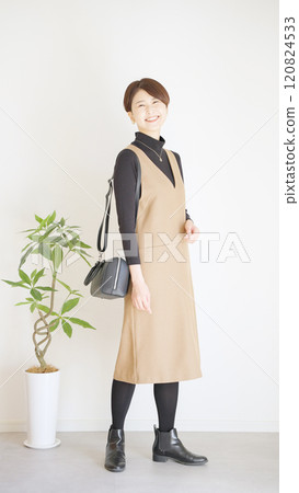 秋冬女裝時尚搭配全身（肖像） 120824533