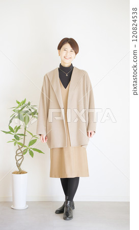 秋冬女裝時尚搭配全身（肖像） 120824538