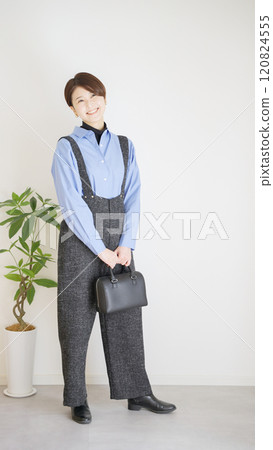 Women's autumn/winter fashion coordination (vertical) Women's autumn/winter fashion coordination (vertical) 120824555