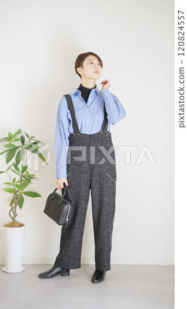 Women's autumn/winter fashion coordination (vertical) Women's autumn/winter fashion coordination (vertical) 120824557