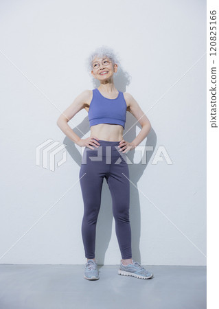 運動裝的高級女性 運動裝的高級女性 120825166