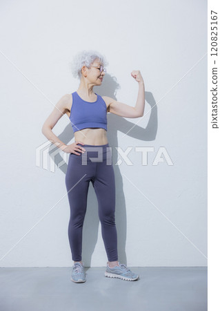 Senior women of sportswear 120825167