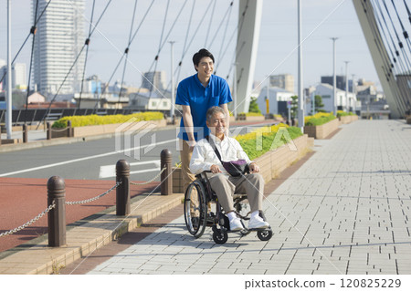 護理人員推著輪椅到戶外 120825229