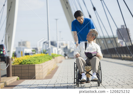 護理人員推著輪椅到戶外 120825232