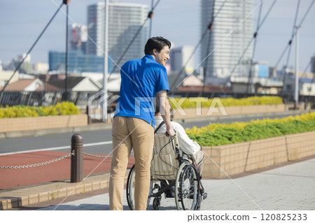 護理人員推著輪椅到戶外 護理人員推著輪椅到戶外 120825233