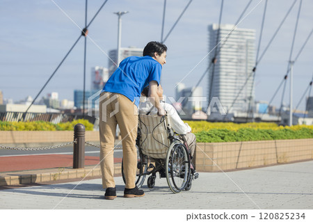 護理人員推著輪椅到戶外 120825234