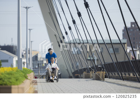 護理人員推著輪椅到戶外 120825235