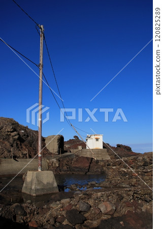柏崎 柏崎潮汐站矗立在新潟縣鯨波漁港 柏崎 柏崎潮汐站矗立在新潟縣鯨波漁港 120825289