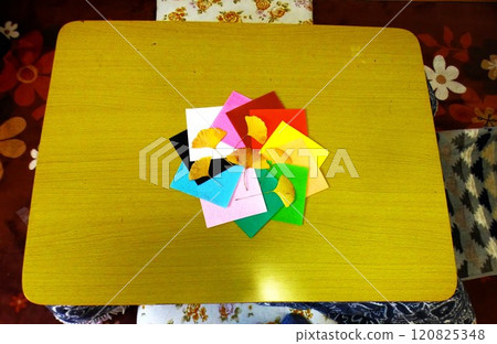 黃色銀杏葉和彩紙 黃色銀杏葉和彩紙 120825348