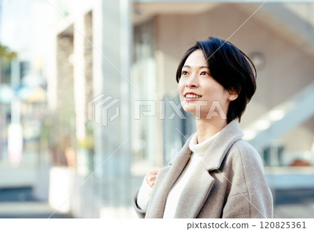 戶外穿著外套的女人 120825361