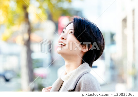 戶外穿著外套的女人 120825363