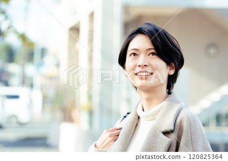 戶外穿著外套的女人 120825364