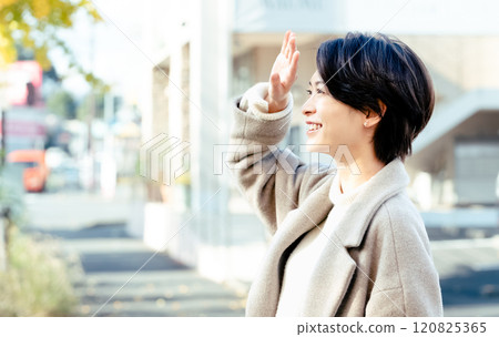 戶外穿著外套的女人 120825365