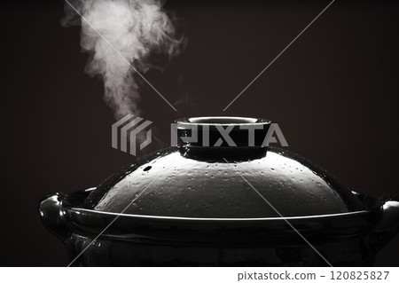 蒸氣上升的陶鍋 - 火鍋影像 120825827