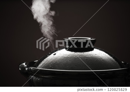 蒸氣上升的陶鍋 - 火鍋影像 120825829