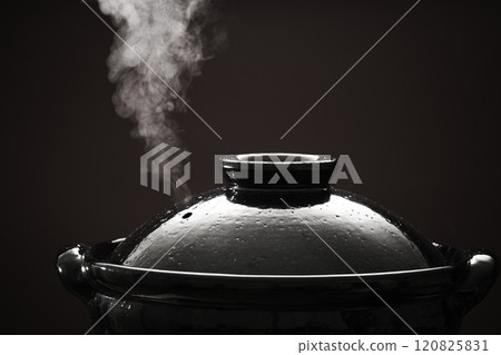 蒸氣上升的陶鍋 - 火鍋影像 120825831