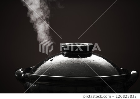 蒸氣上升的陶鍋 - 火鍋影像 120825832