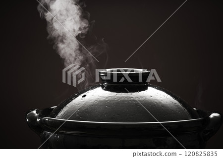 蒸氣上升的陶鍋 - 火鍋影像 120825835