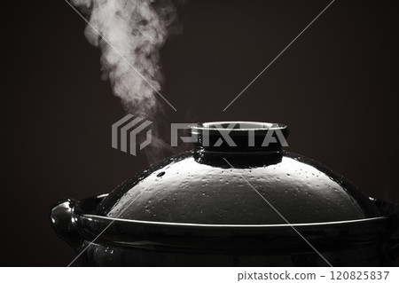 蒸氣上升的陶鍋 - 火鍋影像 120825837