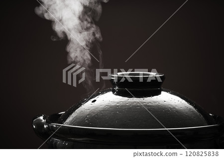 蒸氣上升的陶鍋 - 火鍋影像 120825838