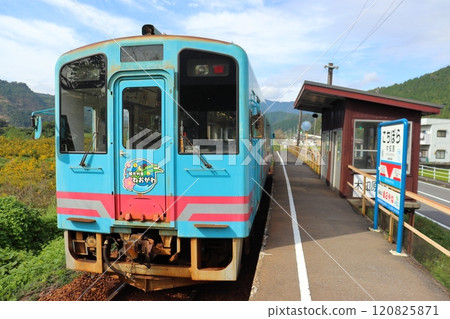 Tarumi Railway, HIMO 295-510 diesel railcar parked at Kichihara Station 120825871