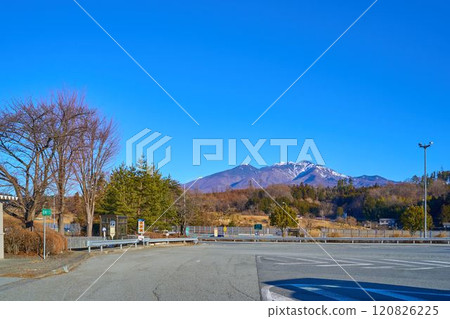 從山梨縣北斗市的八岳PA（下坡）看到的八嶽山脈的北邊景色 120826225