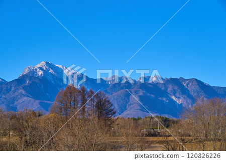 View of the Southern Alps (Mt. Kaikoma, etc.) to the southwest from the Southern Alps Observatory at Yatsugatake PA (downbound) in Hokuto City, Yamanashi Prefecture in winter 120826226