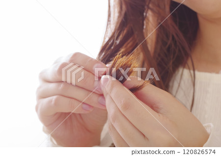 一個女人看著她的頭髮末端 120826574