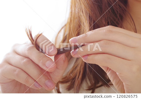 一個女人看著她的頭髮末端 120826575