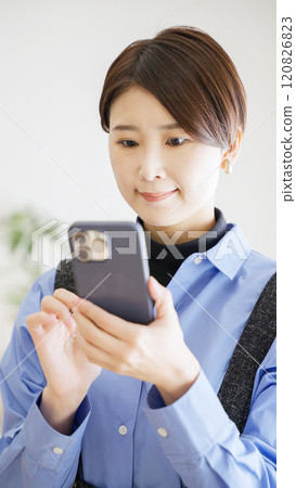 使用智慧型手機的女人 使用智慧型手機的女人 120826823